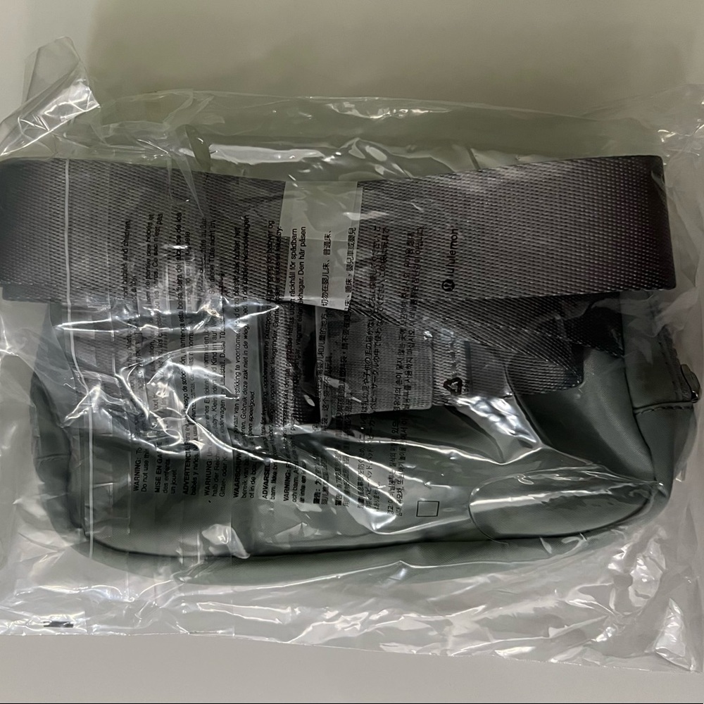 NWT Lululemon Everywhere Crossbody Bag in Silver - Picture 2 of 4